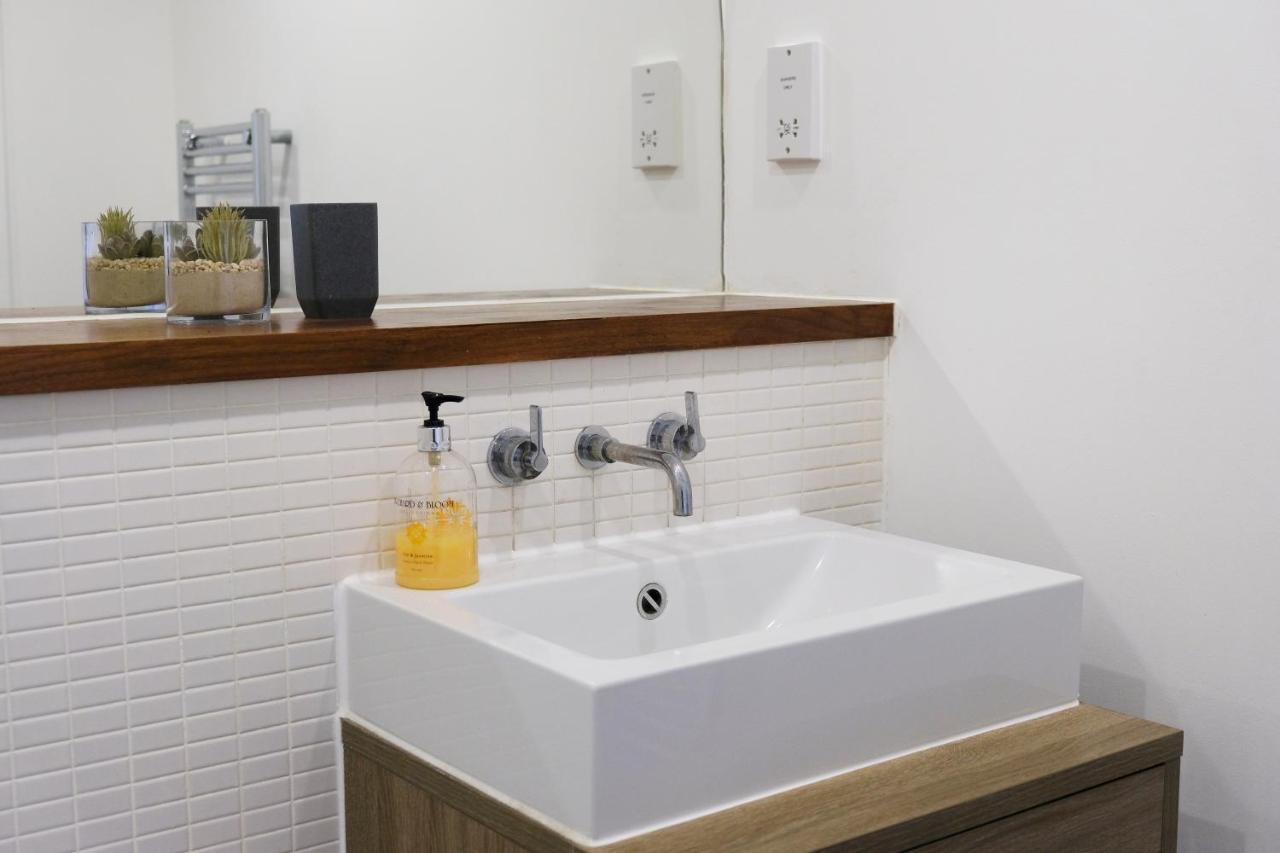 Luxury 2-Bed Flat Parking And Close To The Tube London Kültér fotó